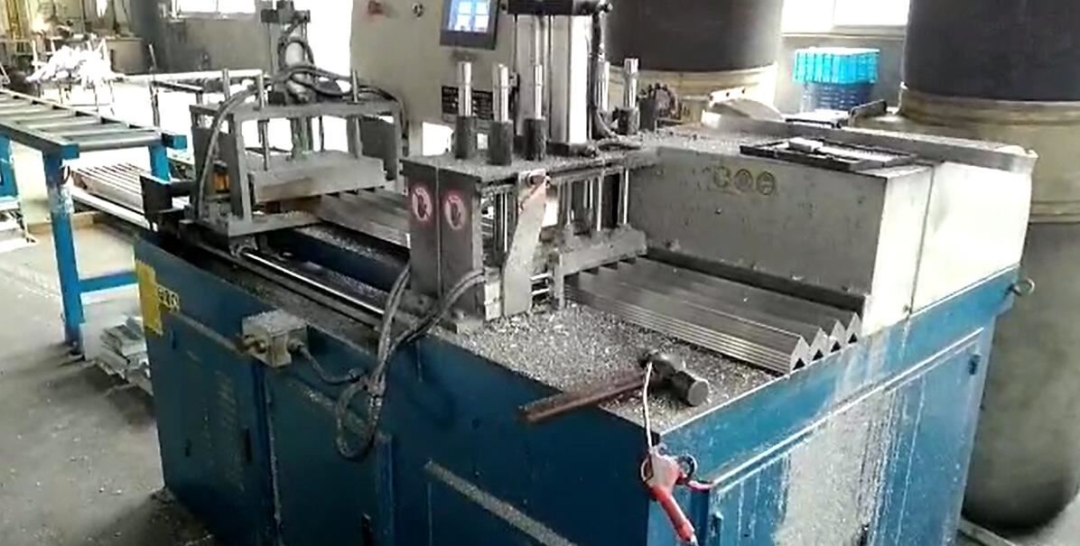 【四川】讓高效率省錢的鋁合金自動(dòng)角碼機(jī)，來彌補(bǔ)成本劇增的門窗行業(yè)